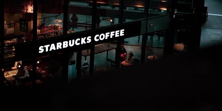 Imagen de cabecera del artículo dedicado a estudiar 4 puntos clave de la aplicación de Starbucks