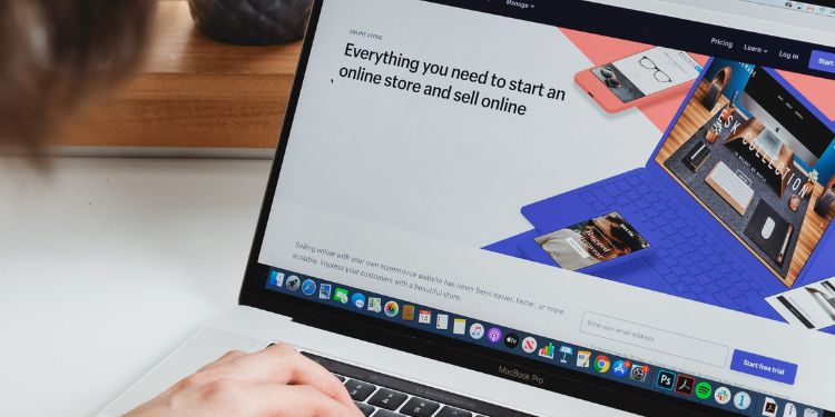 Imagen de cabecera del artículo sobre las diferencias de WooCommerce y Shopify