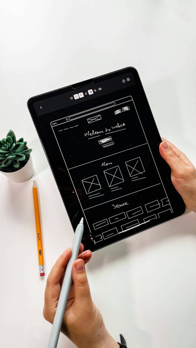 Imagen de una tablet con el wireframe de una app