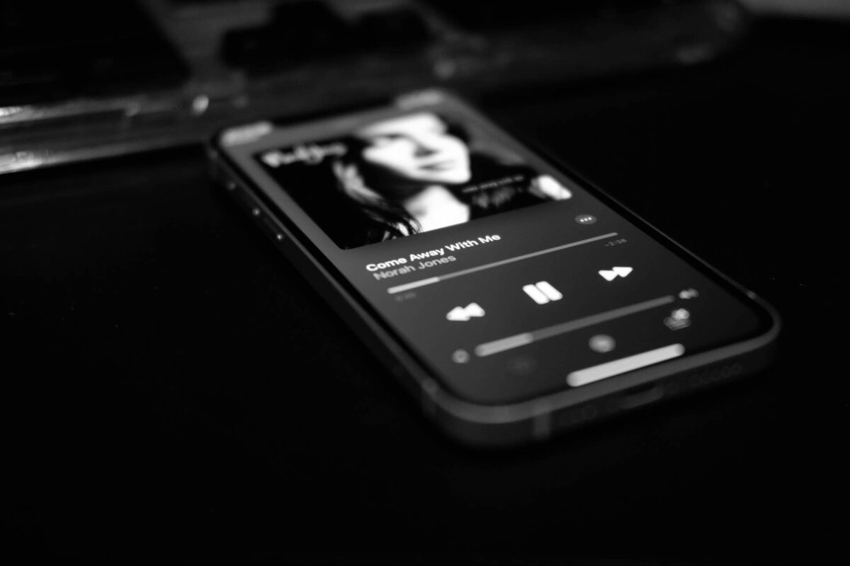 Imagen de un iPhone reproduciendo Spotify