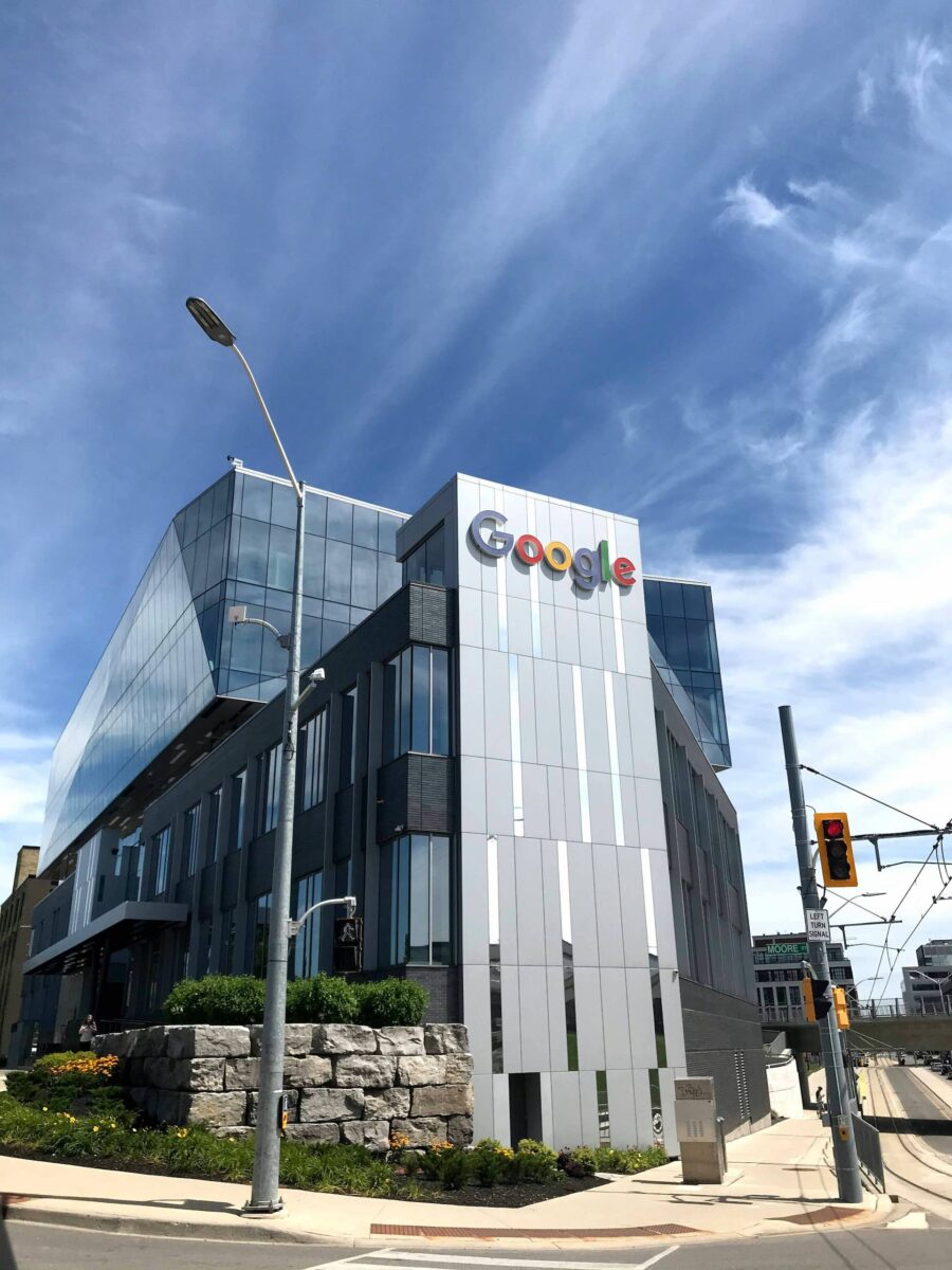 Imagen de un edificio con el logo de Google.
