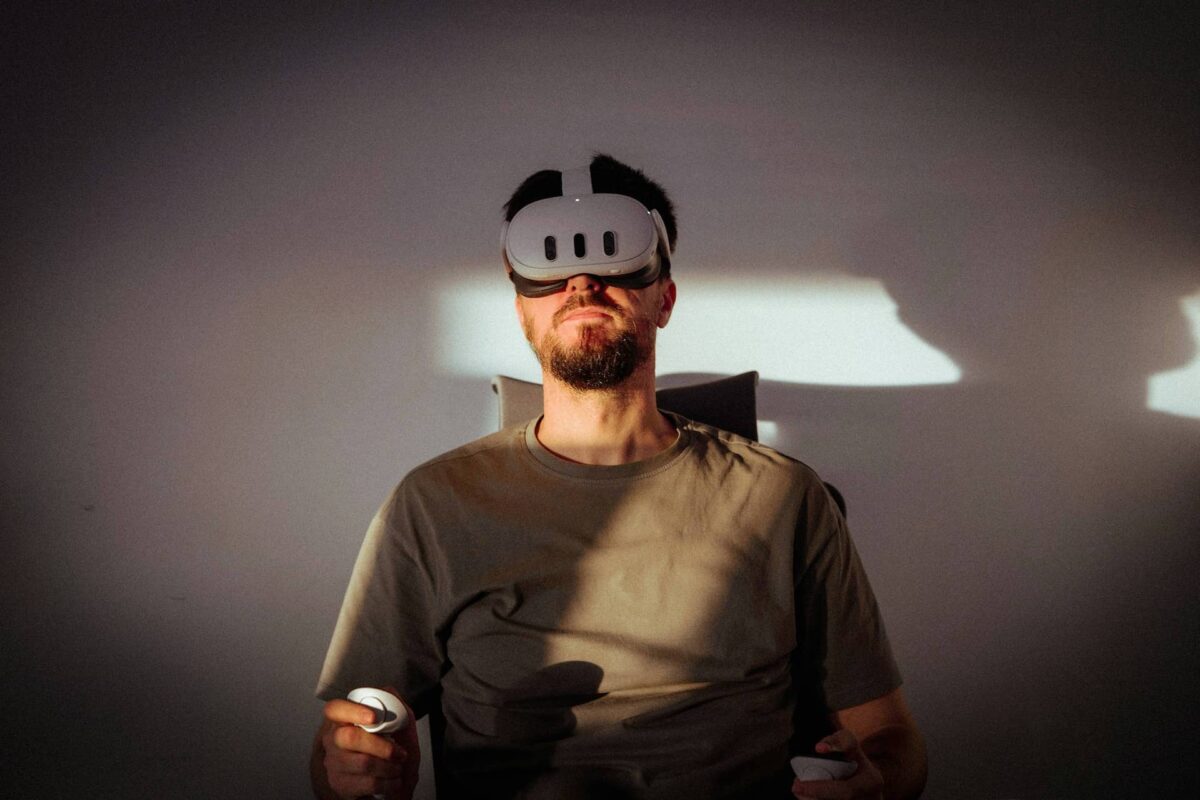 Imagen de una persona con unas gafas de realidad virtual.