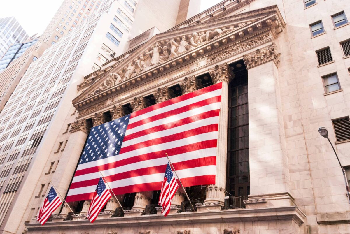 Imagen que muestra el New York Stock Exchange con la bandera de EEUU