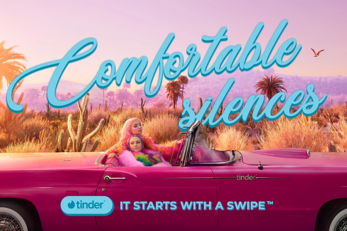 Imagen de la campaña de Tinder "It starts with a swipe" con dos personas juntas en un coche