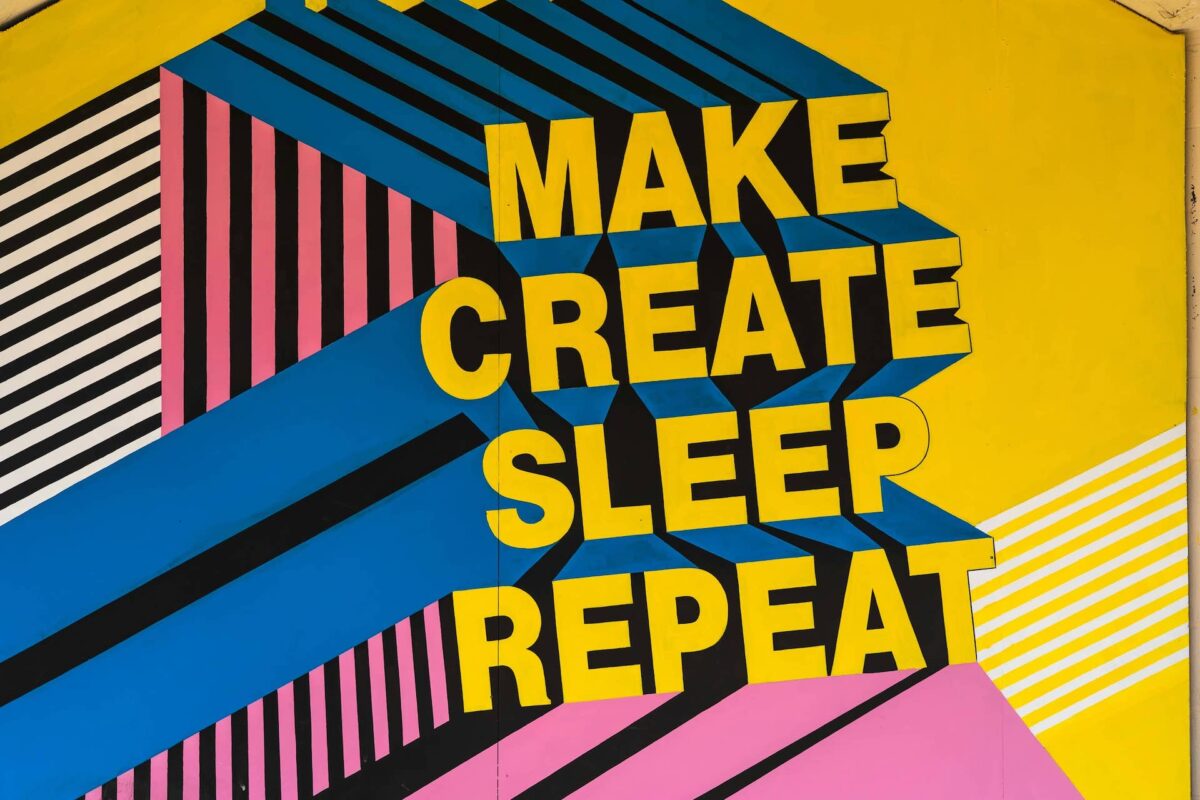 Imagen del mensaje "make create sleep repeat" de forma colorida.