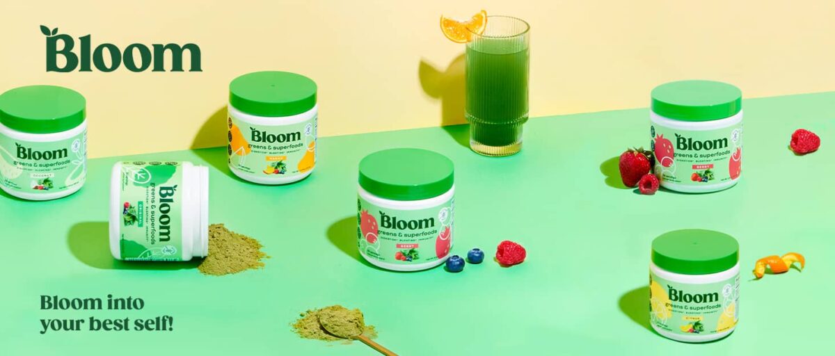 Imagen de productos Bloom Greens & Superfoods sobre fondo verde.