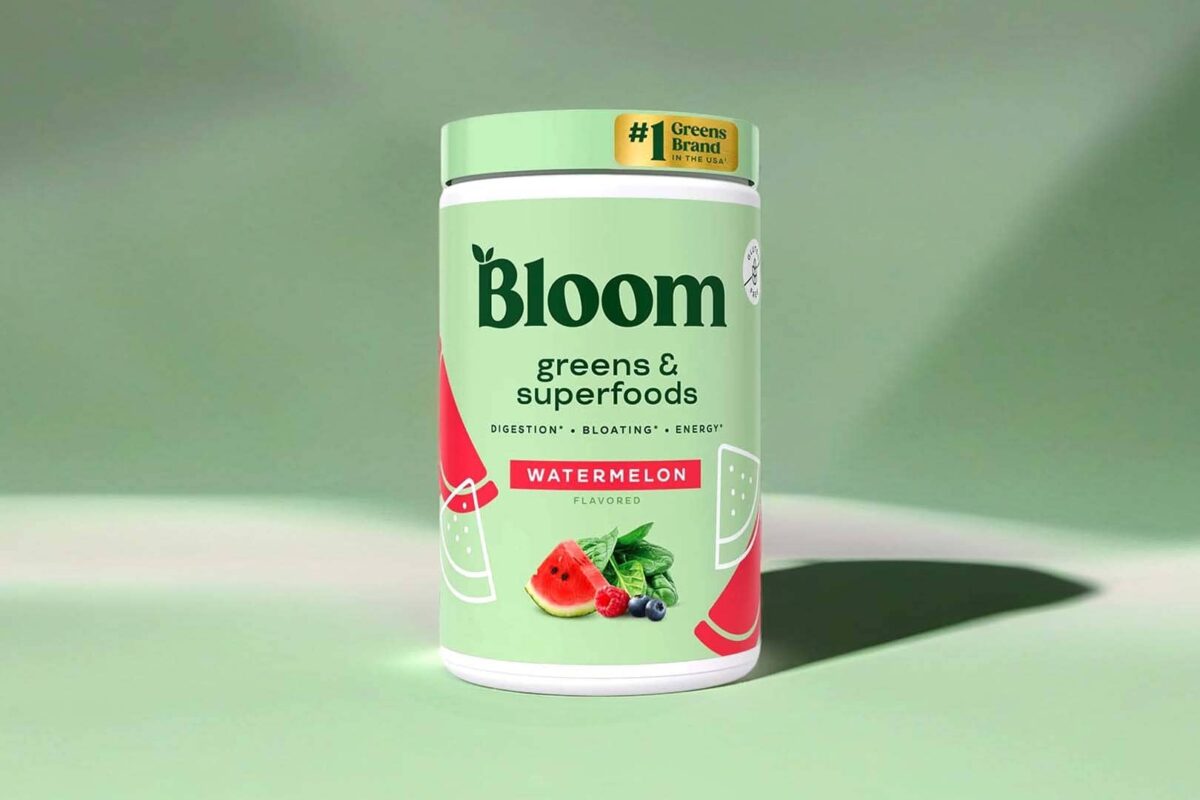 Imagen de un producto de Bloom Greens & Superfoods sobre fondo verde.