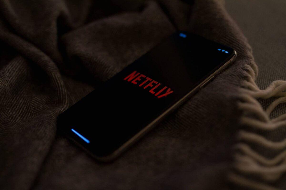 Imagen de un iPhone con la aplicación de Netflix.