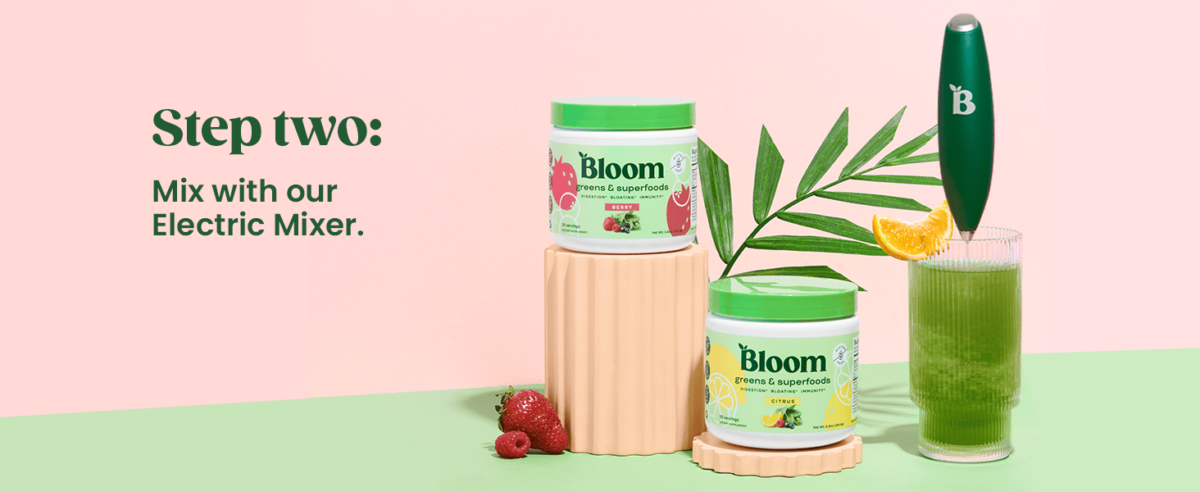 Imagen de varios productos de Bloom Greens & Superfoods sobre fondo rosa.