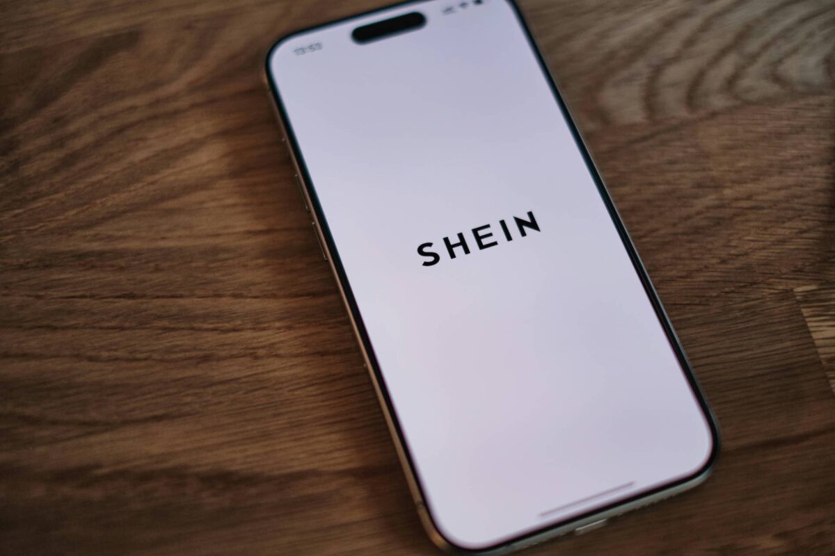 Imagen de un iPhone con el logotipo de Shein