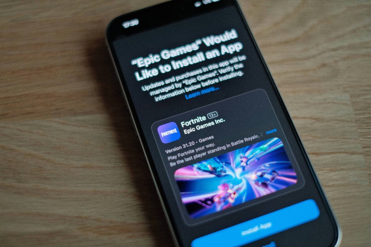 Imagen de un iPhone con Epic Games