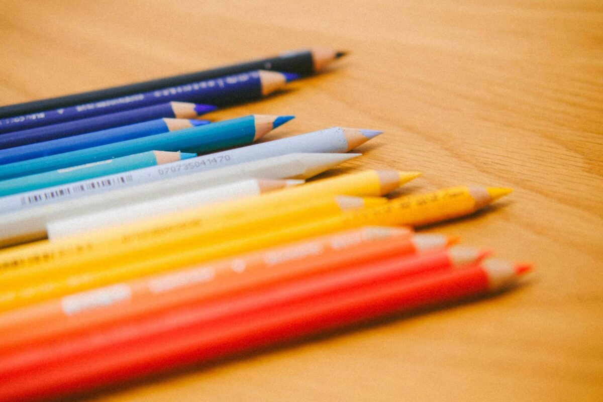 Lápices de colores sobre una mesa.