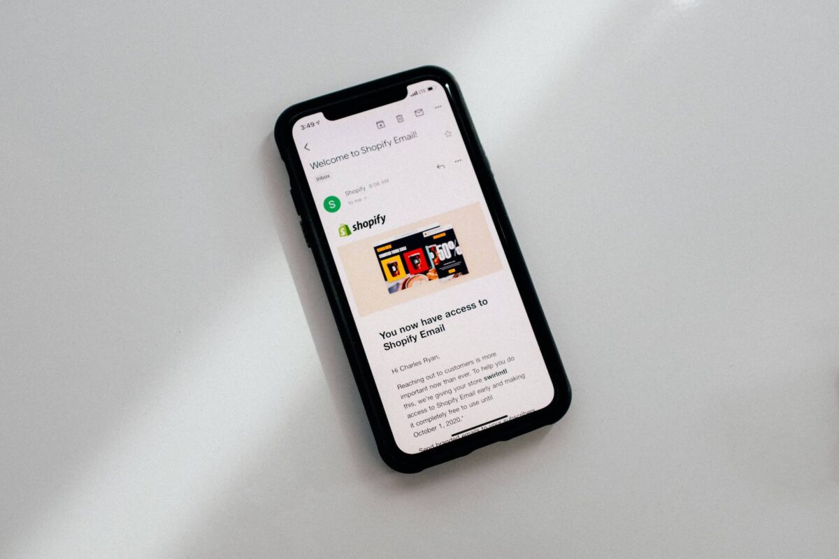 Imagen de un móvil con un email de bienvenida de Shopify