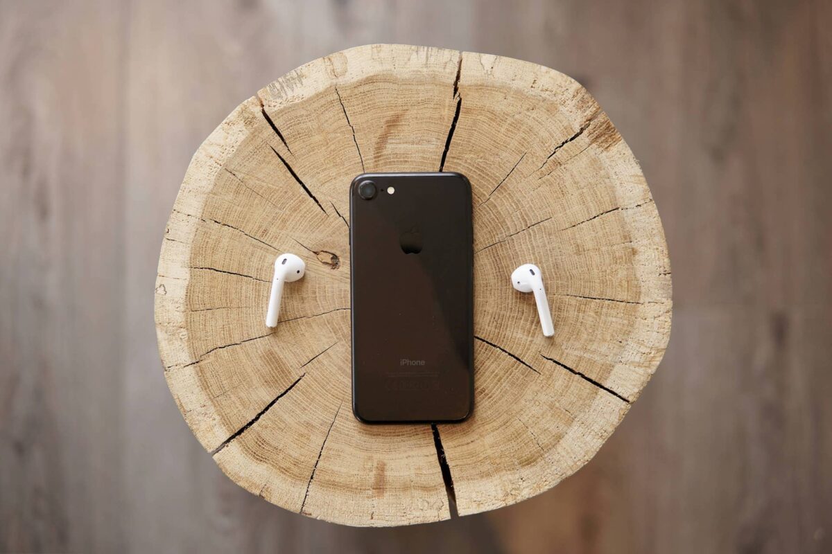 Imagen de un iPhone y unos AirPods 