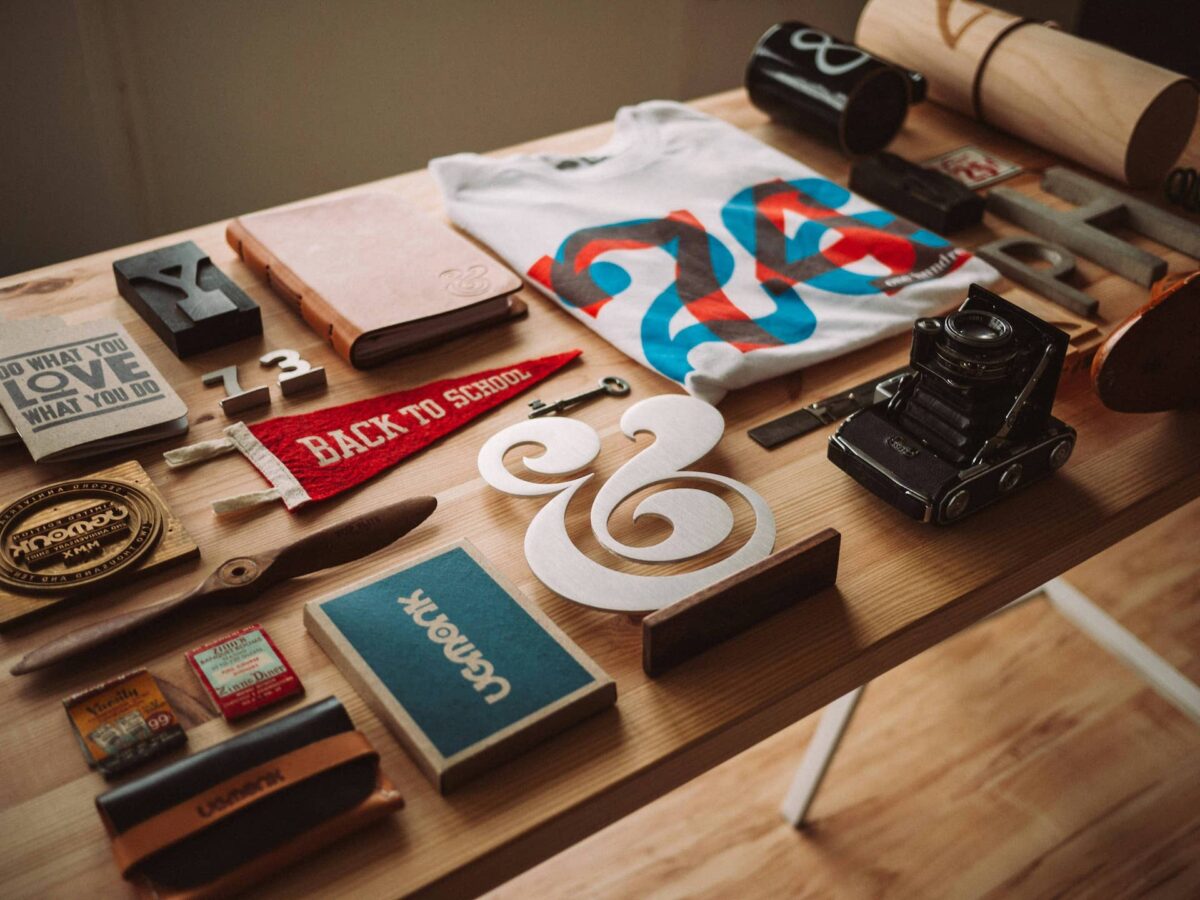 Imagen de una mesa con elementos de merchandising 