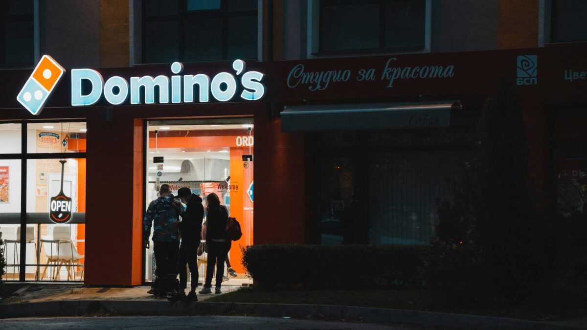 Imagen exterior de un establecimiento de Domino's.