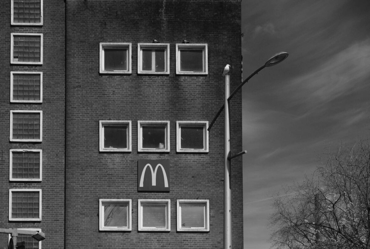 Imagen del logo de McDonalds en una pared.