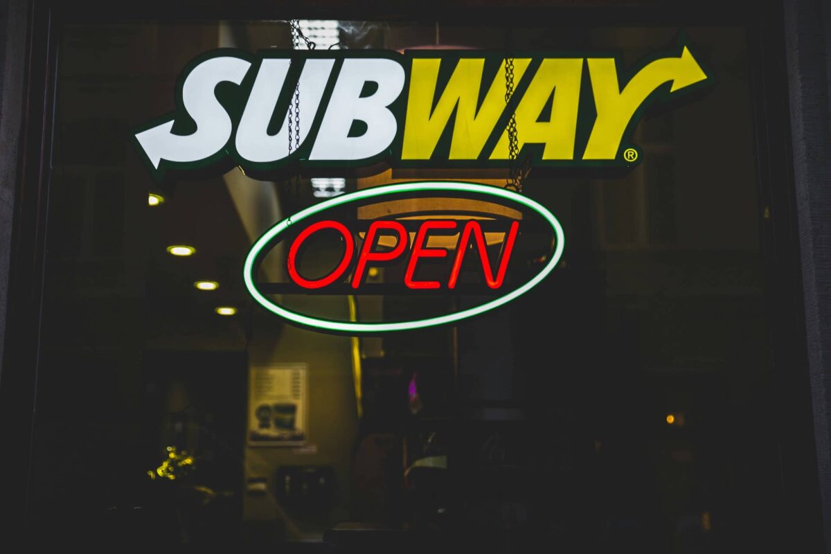 Imagen del logotipo de Subway con un neón.