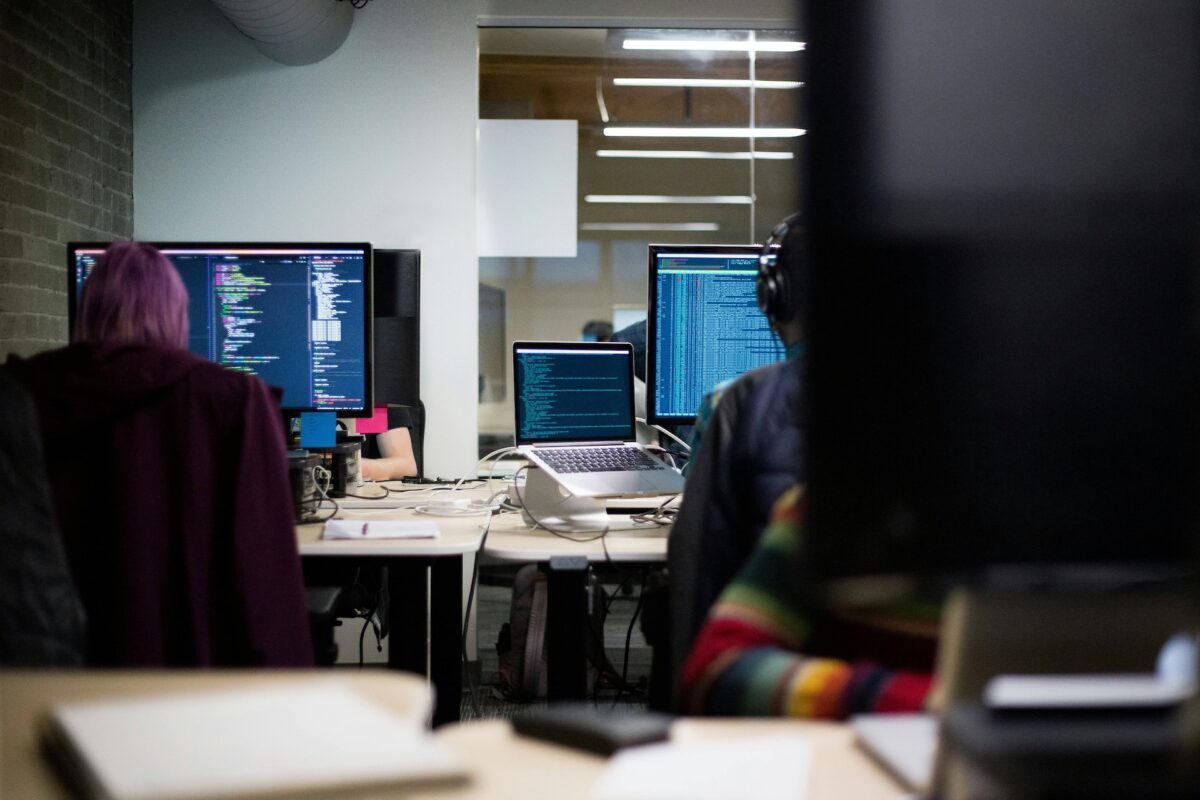 Las ventajas de externalizar el desarrollo de software: guía completa para 2025 | 2